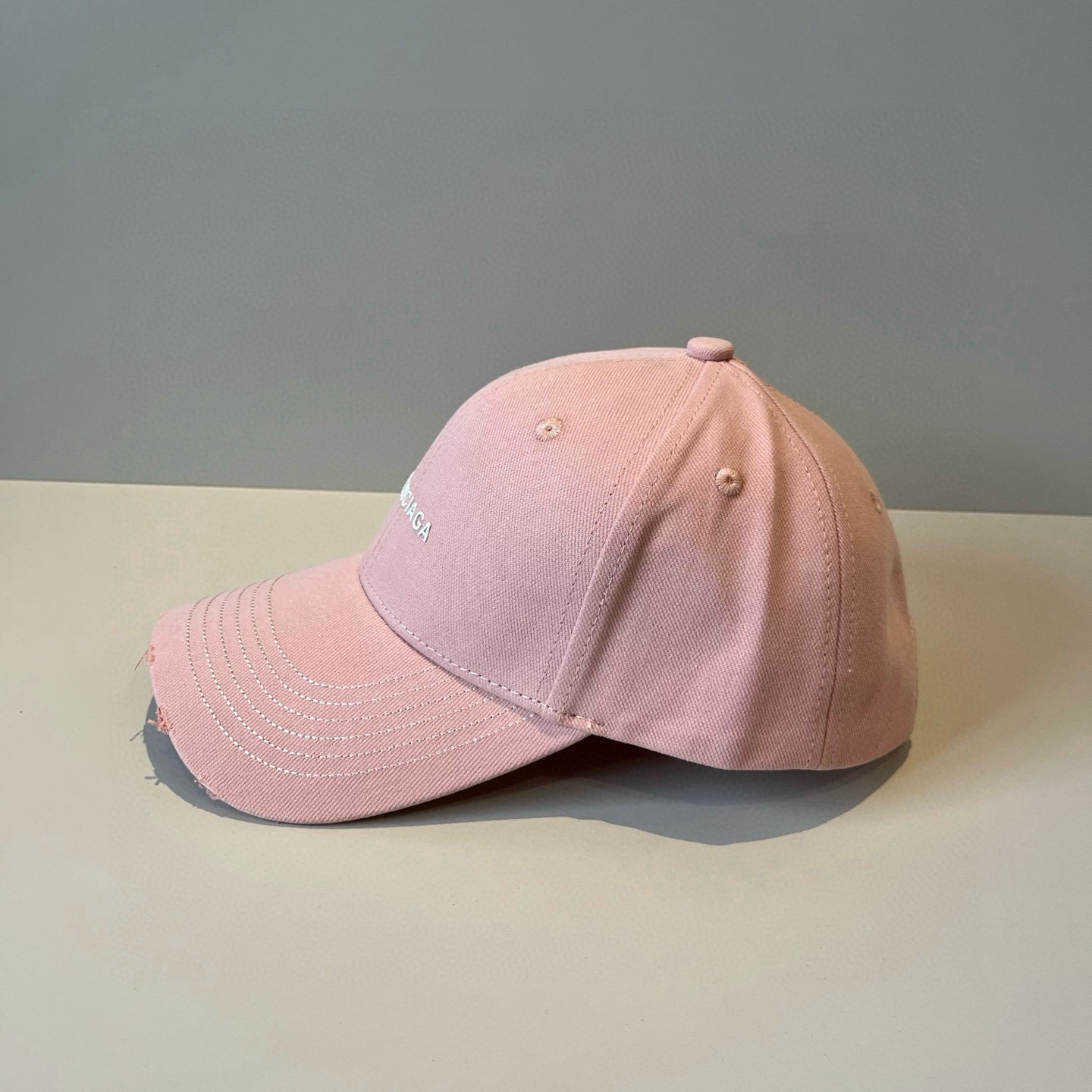  BALENCIAGA巴黎世家新款logo棒球帽，很酷的色系，男女佩戴都有不同style，第一批抢先出货