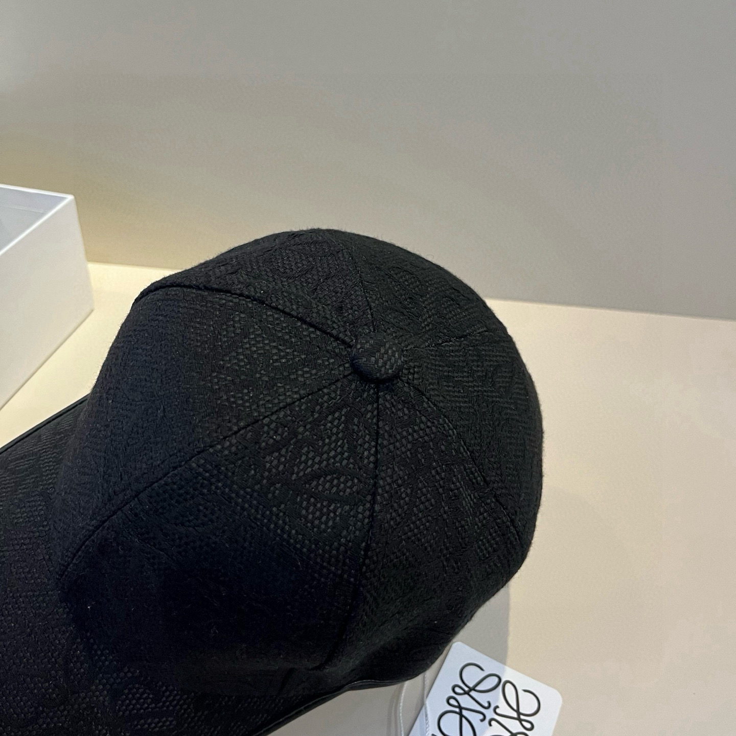 
罗意威 LOEWE新款原版原标设计，质感超好，外部线条定位标准，做工精细，简约大气低价走量！