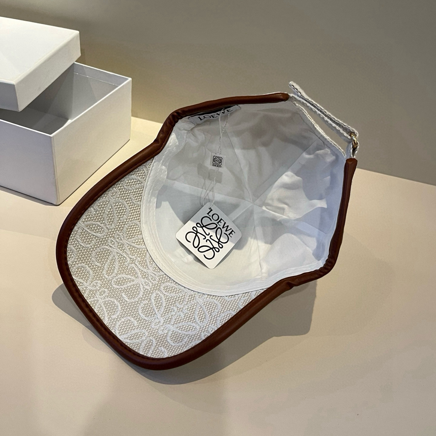 
罗意威 LOEWE新款原版原标设计，质感超好，外部线条定位标准，做工精细，简约大气低价走量！