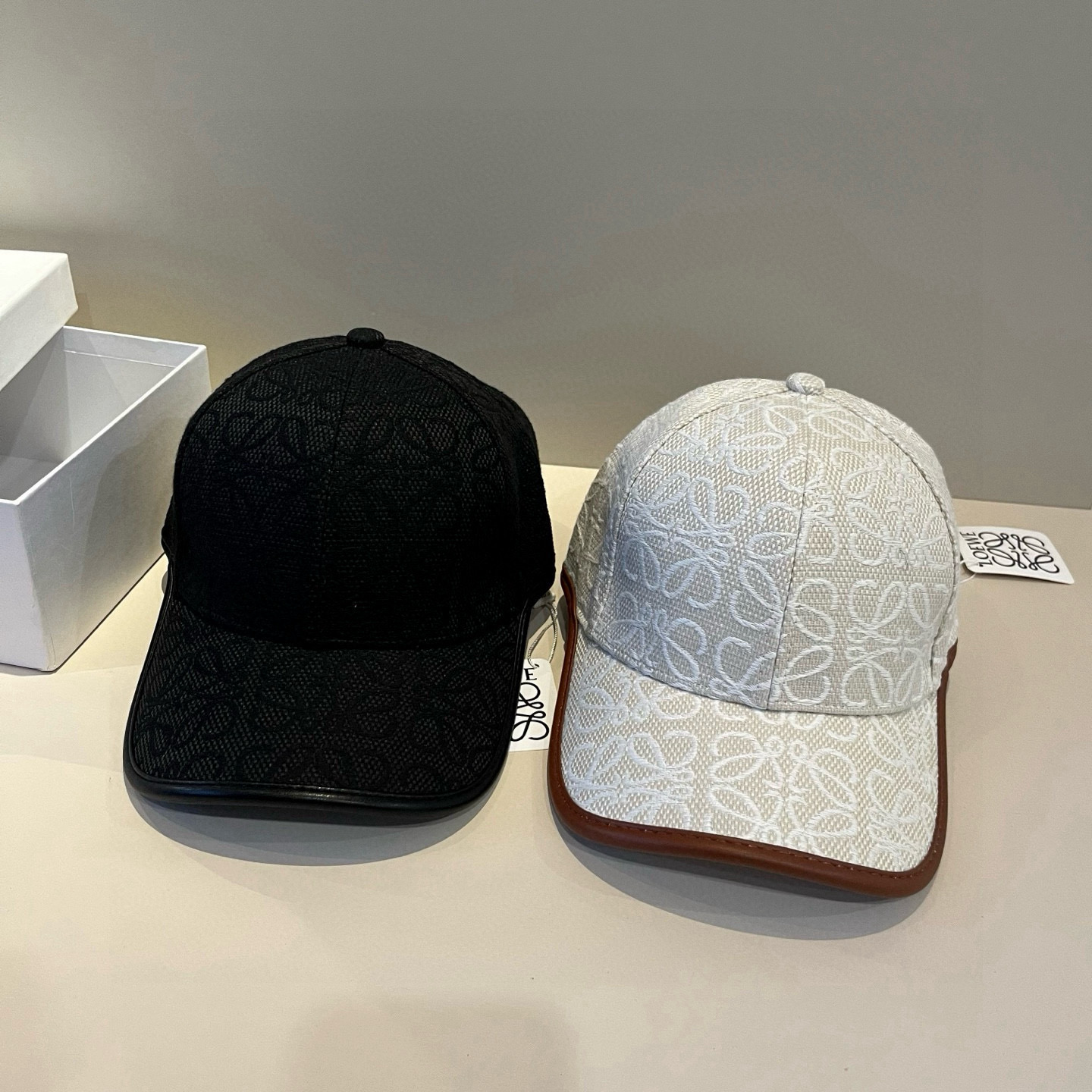 
罗意威 LOEWE新款原版原标设计，质感超好，外部线条定位标准，做工精细，简约大气低价走量！