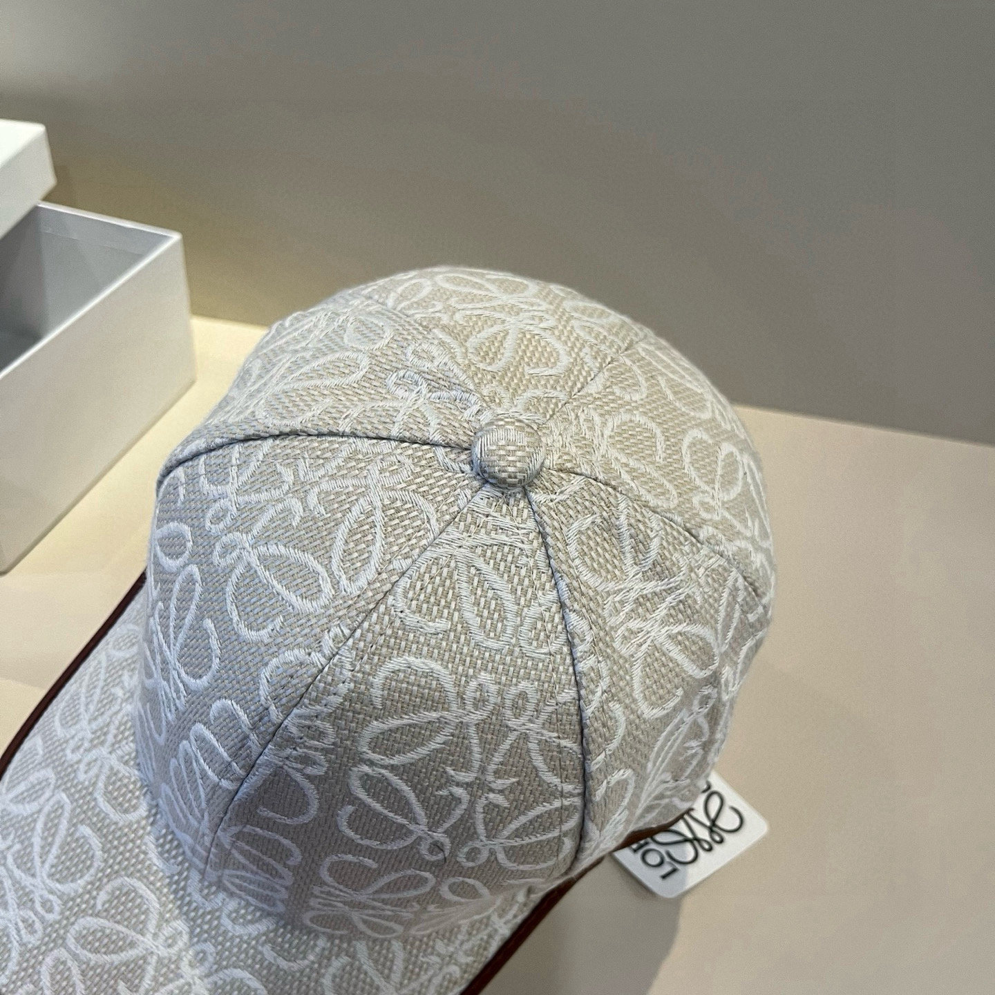 
罗意威 LOEWE新款原版原标设计，质感超好，外部线条定位标准，做工精细，简约大气低价走量！