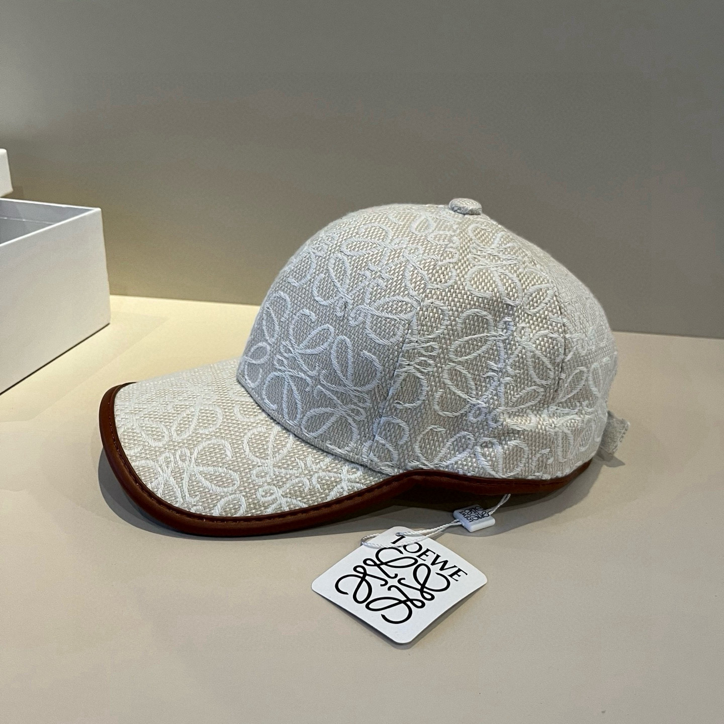 
罗意威 LOEWE新款原版原标设计，质感超好，外部线条定位标准，做工精细，简约大气低价走量！