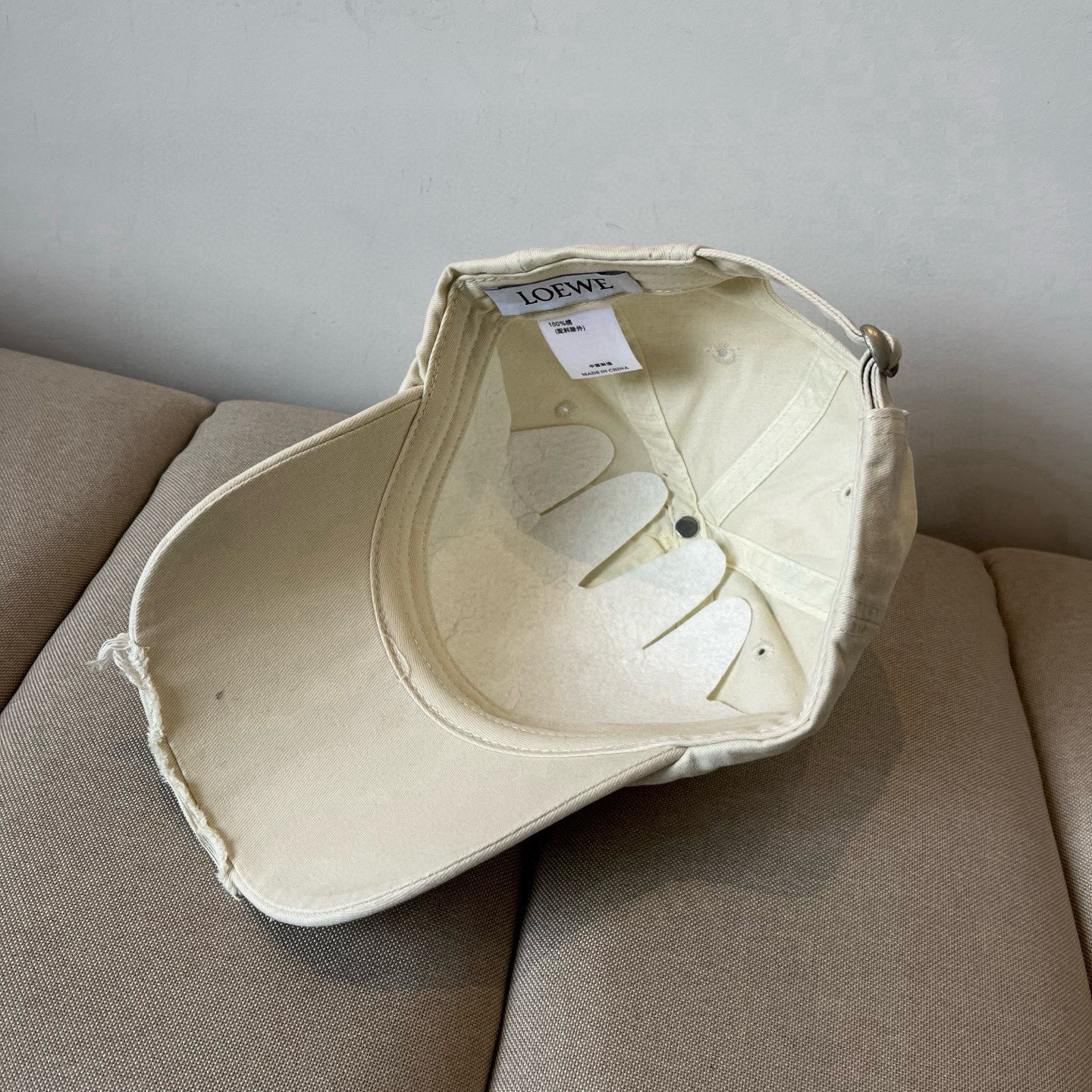 
罗意威 LOEWE新款原版原标设计，质感超好，外部线条定位标准，做工精细，简约大气低价走量！