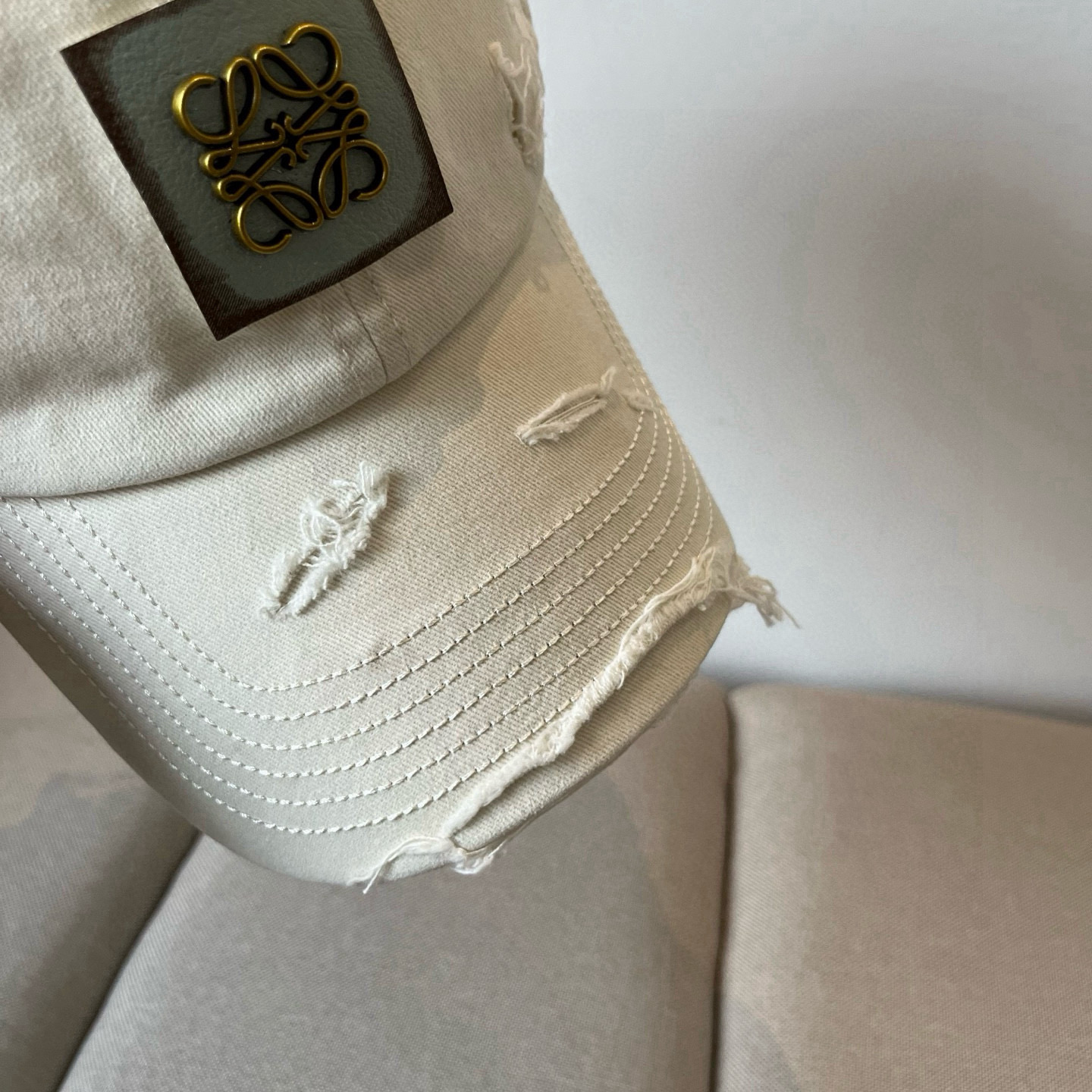 
罗意威 LOEWE新款原版原标设计，质感超好，外部线条定位标准，做工精细，简约大气低价走量！