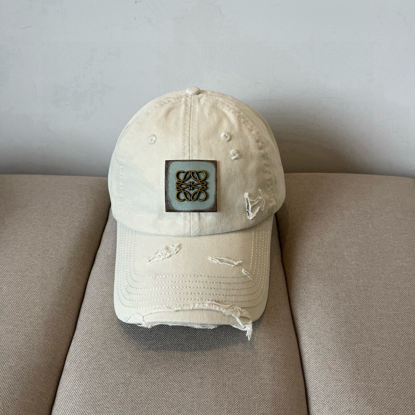 
罗意威 LOEWE新款原版原标设计，质感超好，外部线条定位标准，做工精细，简约大气低价走量！