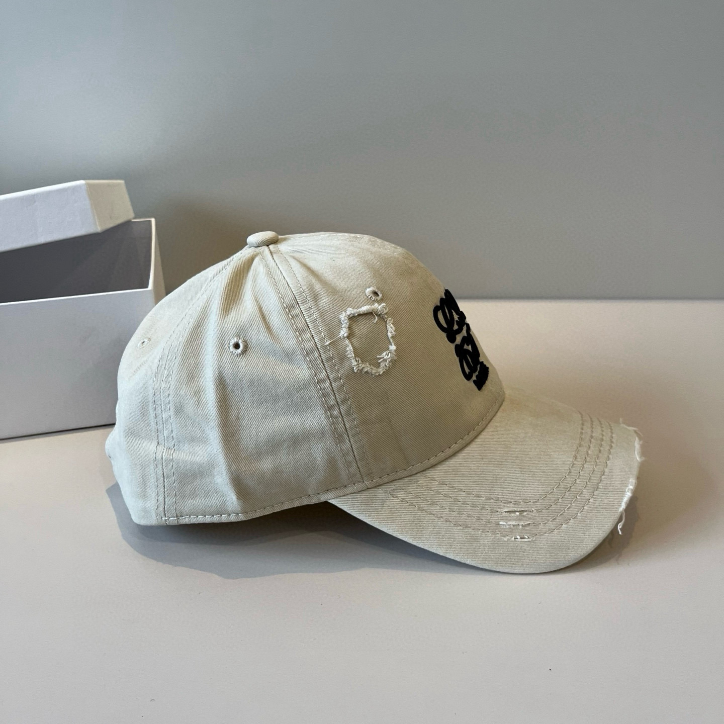 
罗意威 LOEWE新款原版原标设计，质感超好，外部线条定位标准，做工精细，简约大气低价走量！