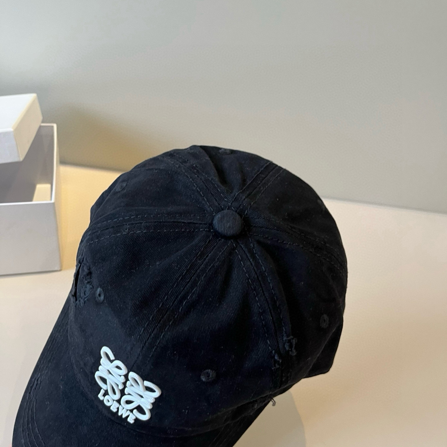 
罗意威 LOEWE新款原版原标设计，质感超好，外部线条定位标准，做工精细，简约大气低价走量！