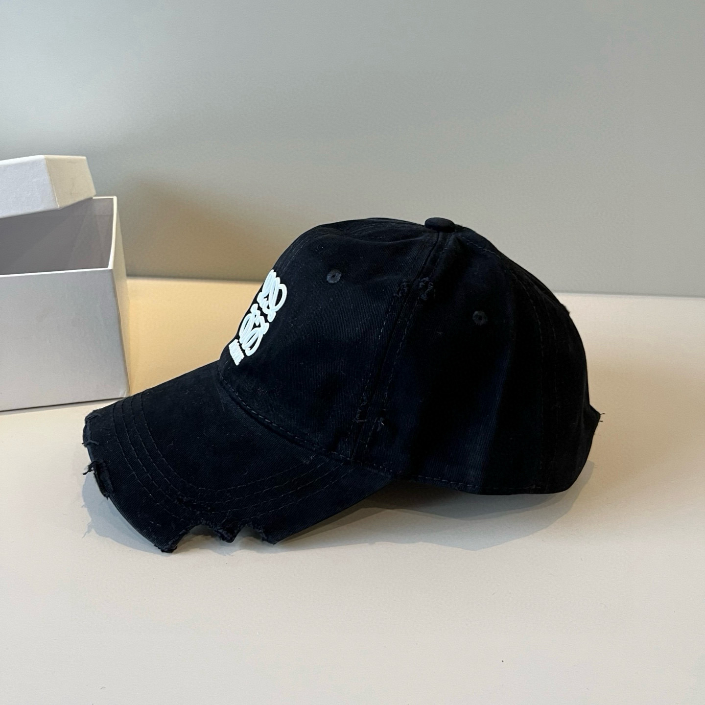 
罗意威 LOEWE新款原版原标设计，质感超好，外部线条定位标准，做工精细，简约大气低价走量！