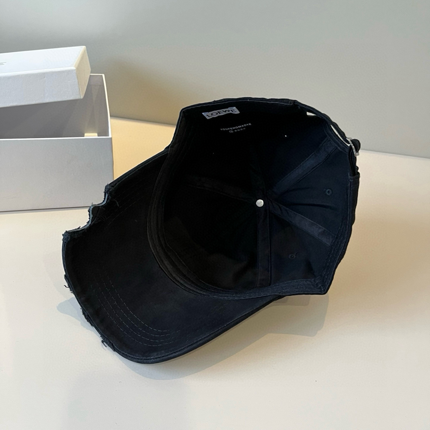 
罗意威 LOEWE新款原版原标设计，质感超好，外部线条定位标准，做工精细，简约大气低价走量！