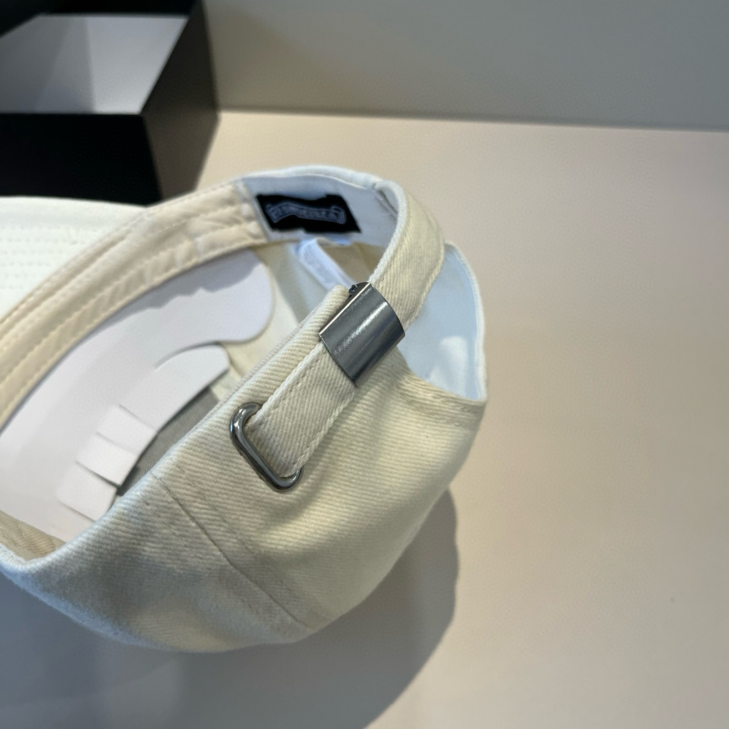  克罗心最新时尚前卫的休闲设计风格，戴上头就是这样好看看哦，做工精细，男女同款！