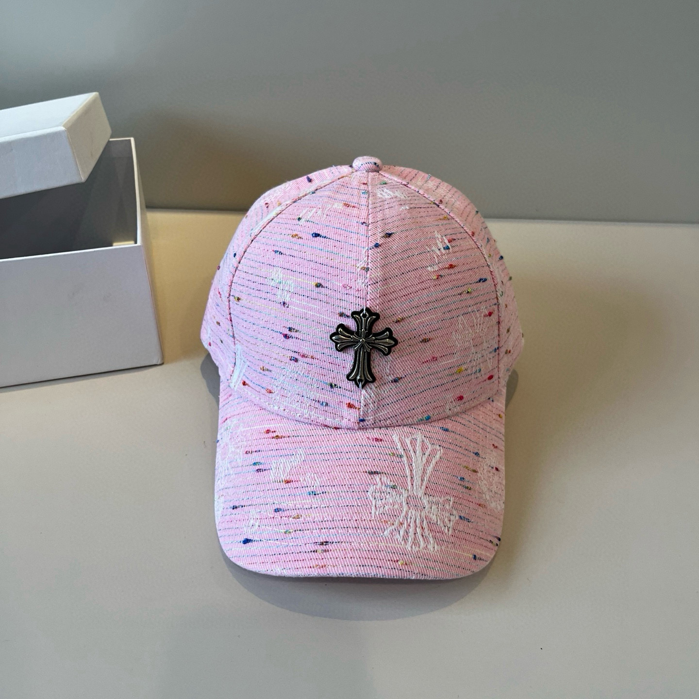  克罗心最新时尚前卫的休闲设计风格，戴上头就是这样好看看哦，做工精细，男女同款！