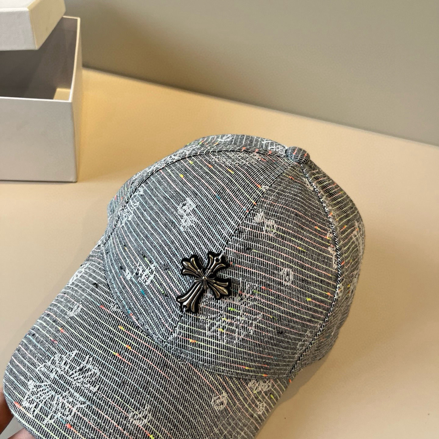  克罗心最新时尚前卫的休闲设计风格，戴上头就是这样好看看哦，做工精细，男女同款！