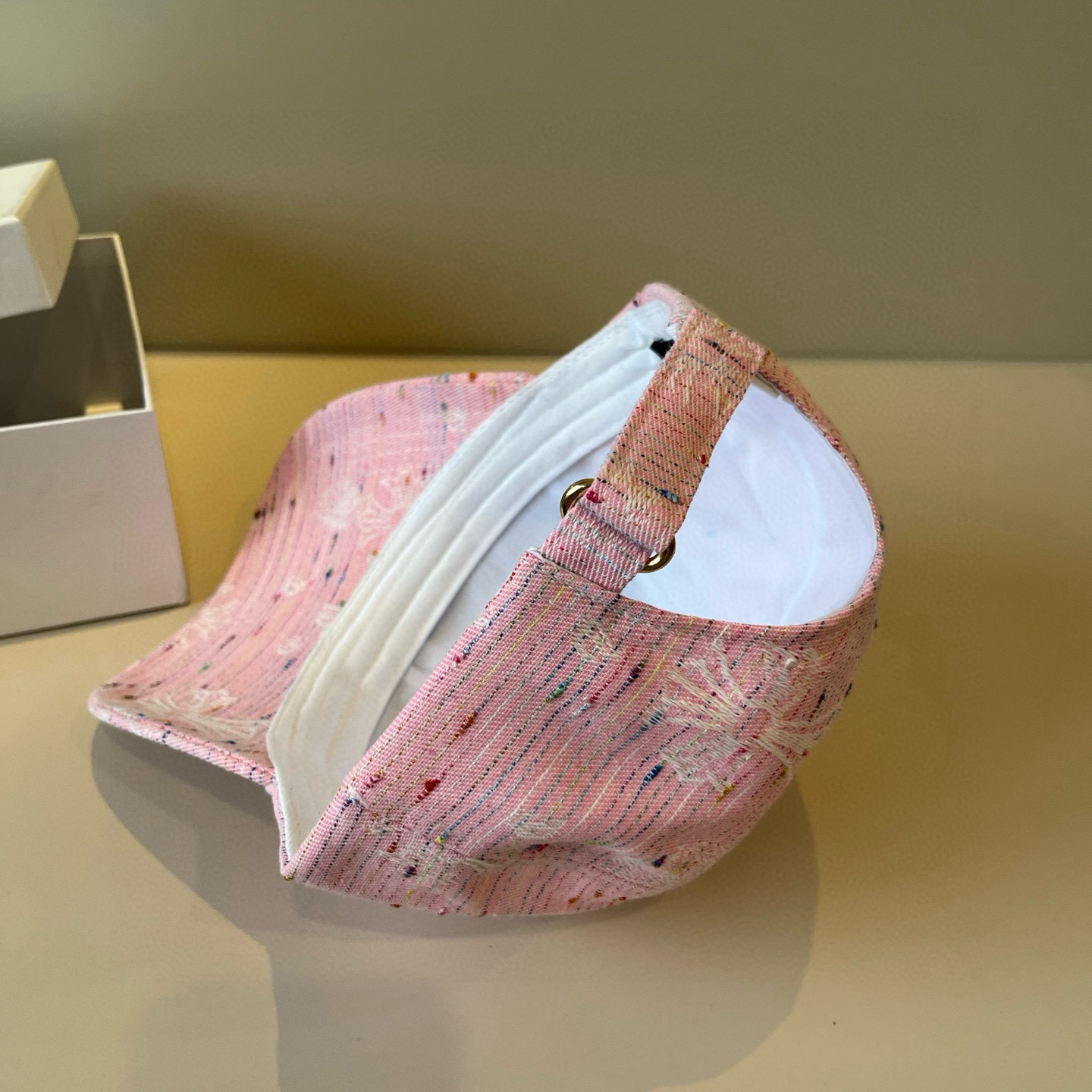  克罗心最新时尚前卫的休闲设计风格，戴上头就是这样好看看哦，做工精细，男女同款！