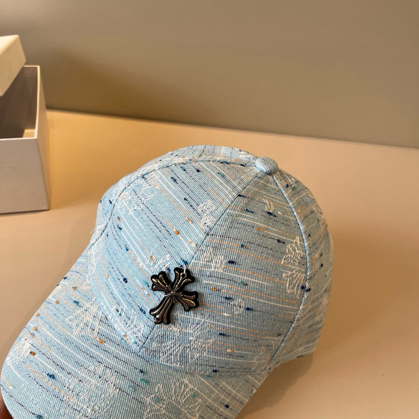  克罗心最新时尚前卫的休闲设计风格，戴上头就是这样好看看哦，做工精细，男女同款！