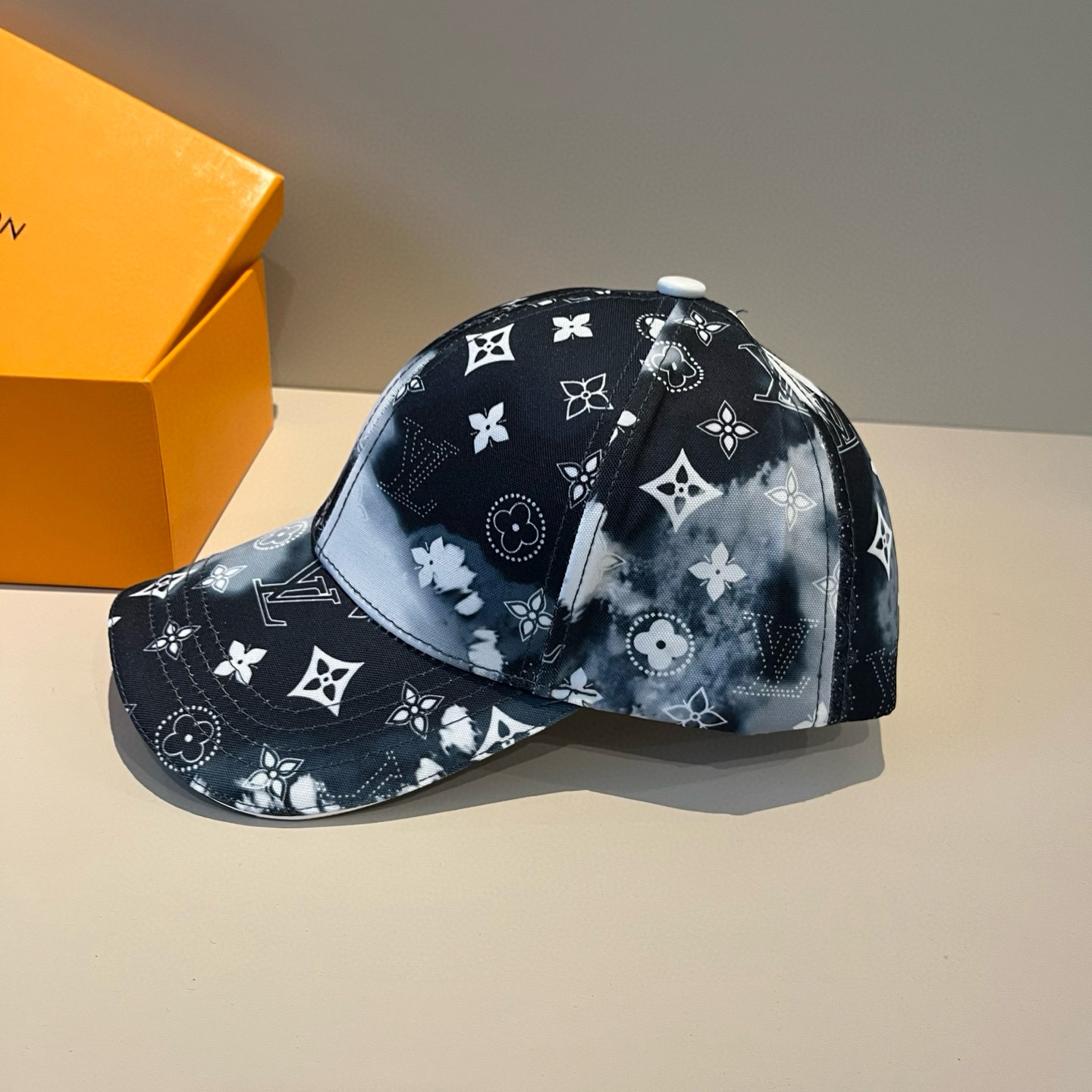 🧢路易威登棒球帽 LouisVuitton😍新款LV棒球帽，重工打造♥️高端大气，百搭款🤗男女通用！跑量