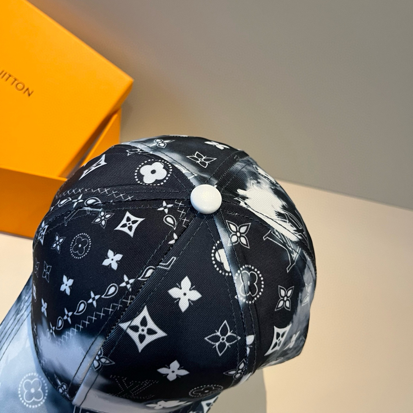 🧢路易威登棒球帽 LouisVuitton😍新款LV棒球帽，重工打造♥️高端大气，百搭款🤗男女通用！跑量