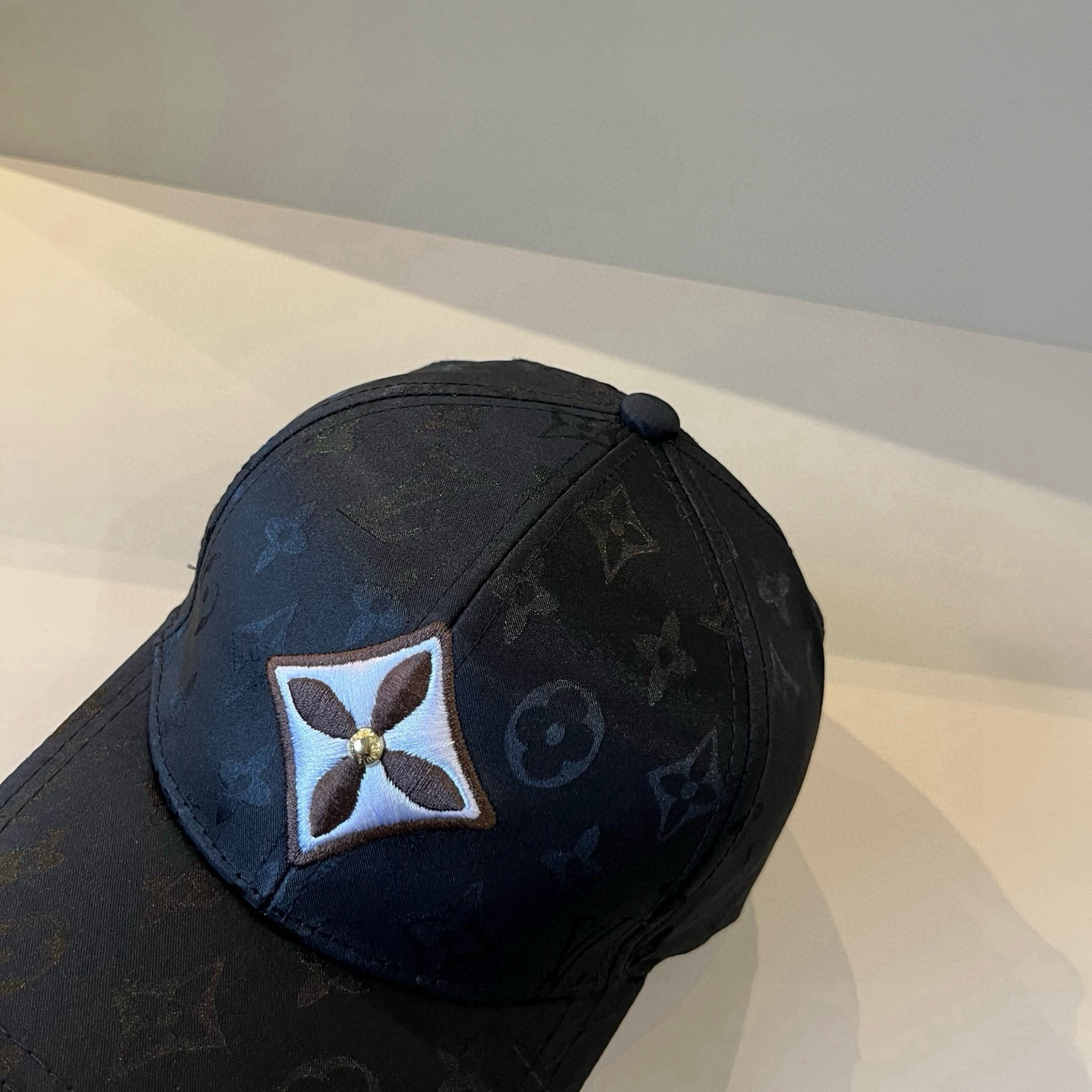 🧢路易威登棒球帽 LouisVuitton😍新款LV棒球帽，重工打造♥️高端大气，百搭款🤗男女通用！跑量