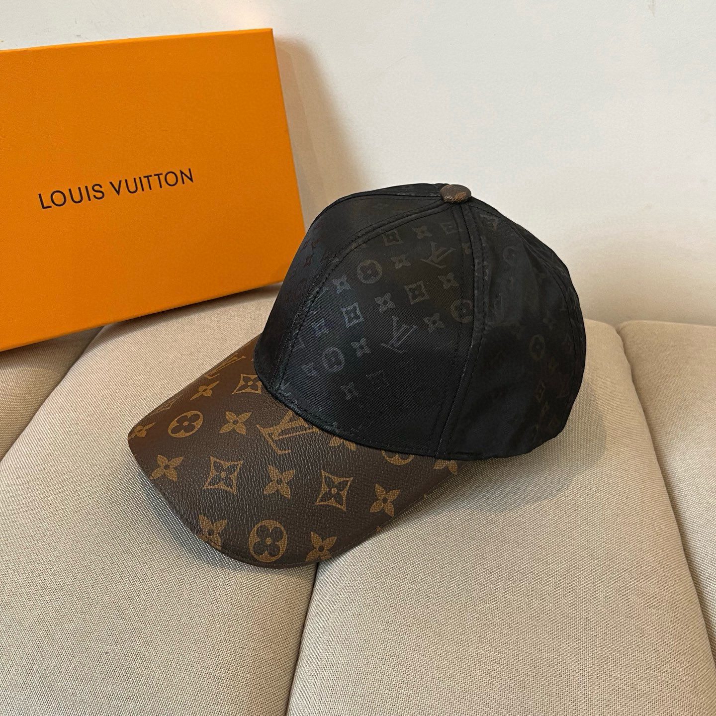 🧢路易威登棒球帽 LouisVuitton😍新款LV棒球帽，重工打造♥️高端大气，百搭款🤗男女通用！跑量