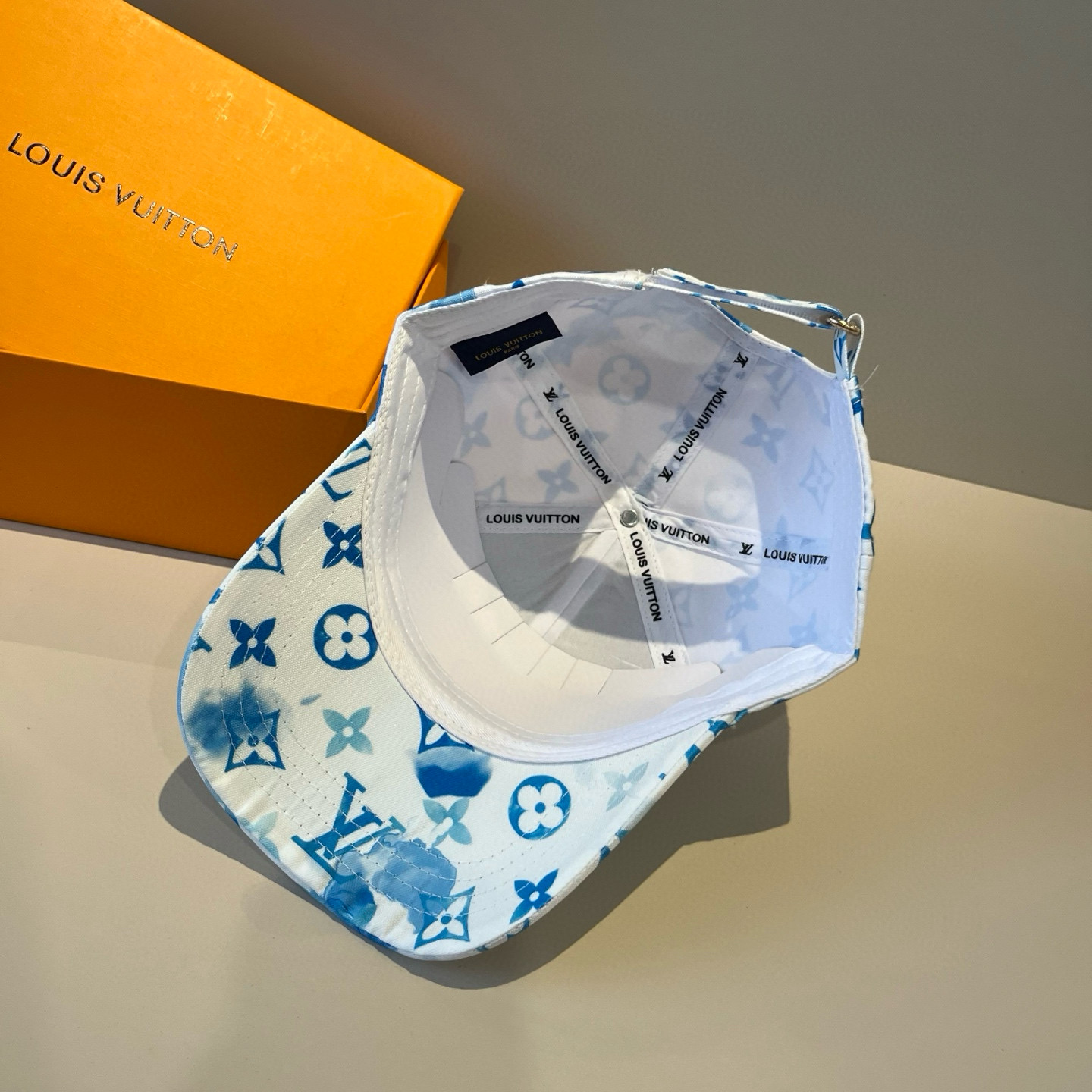 🧢路易威登棒球帽 LouisVuitton😍新款LV棒球帽，重工打造♥️高端大气，百搭款🤗男女通用！跑量