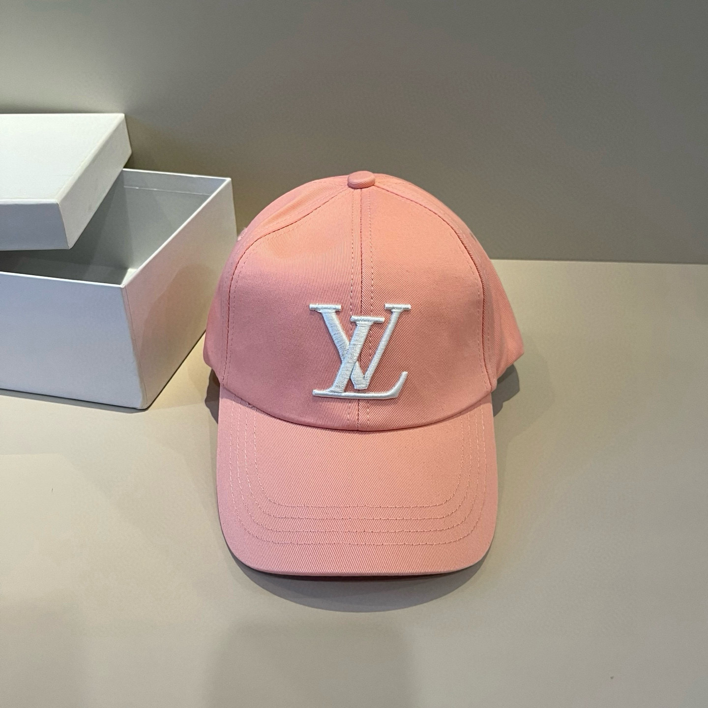 🧢路易威登棒球帽 LouisVuitton😍新款LV棒球帽，重工打造♥️高端大气，百搭款🤗男女通用！跑量