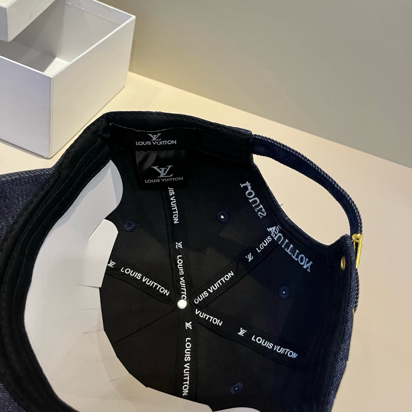 🧢路易威登棒球帽 LouisVuitton😍新款LV棒球帽，重工打造♥️高端大气，百搭款🤗男女通用！跑量