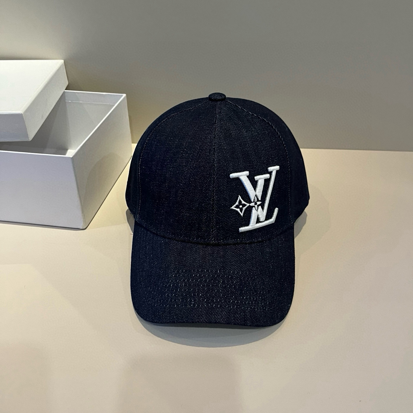 🧢路易威登棒球帽 LouisVuitton😍新款LV棒球帽，重工打造♥️高端大气，百搭款🤗男女通用！跑量