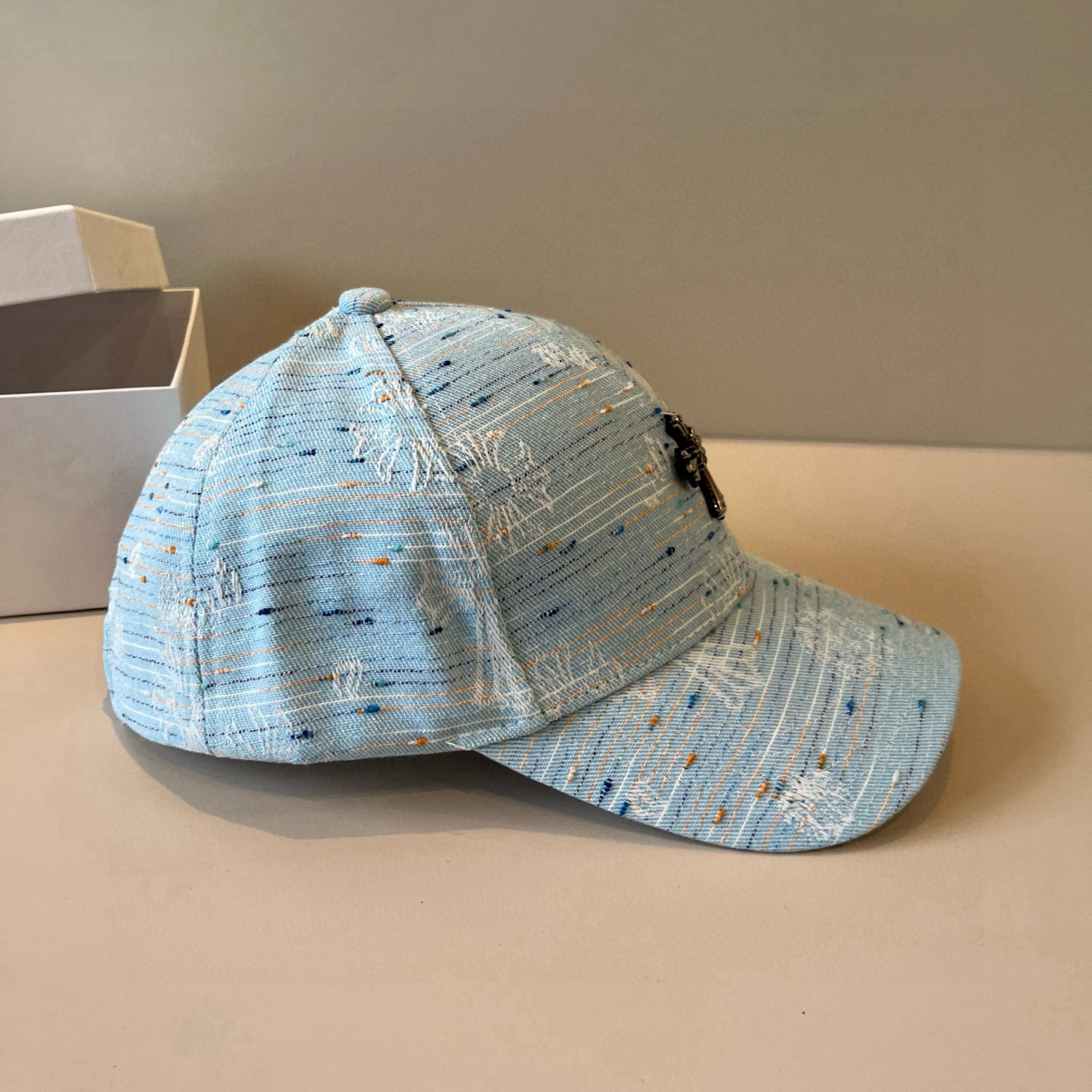  克罗心最新时尚前卫的休闲设计风格，戴上头就是这样好看看哦，做工精细，男女同款！