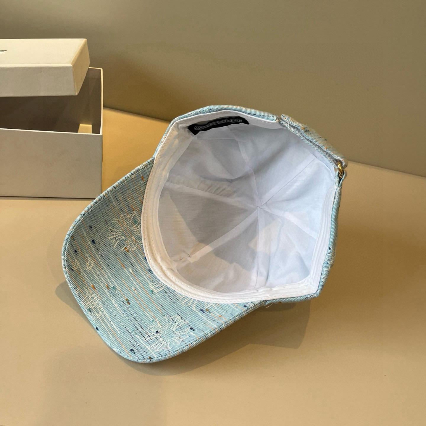  克罗心最新时尚前卫的休闲设计风格，戴上头就是这样好看看哦，做工精细，男女同款！