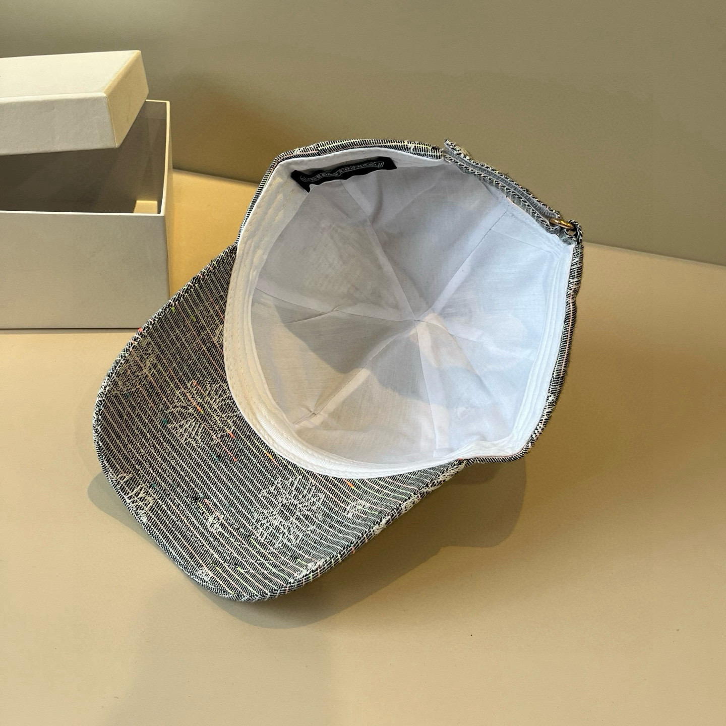  克罗心最新时尚前卫的休闲设计风格，戴上头就是这样好看看哦，做工精细，男女同款！