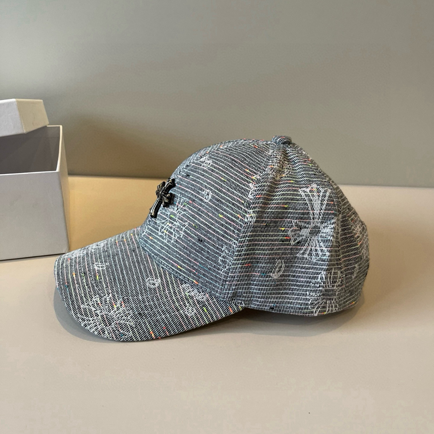  克罗心最新时尚前卫的休闲设计风格，戴上头就是这样好看看哦，做工精细，男女同款！