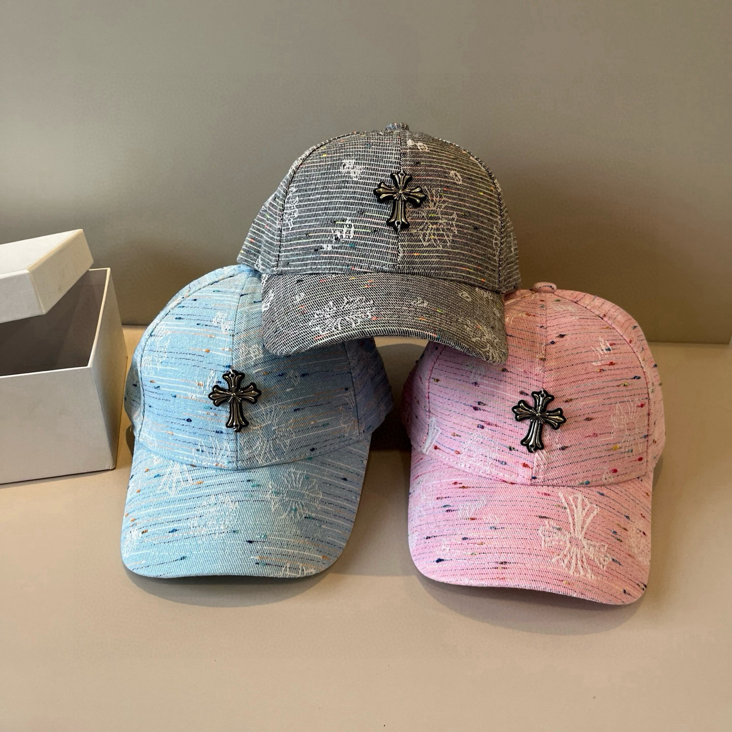  克罗心最新时尚前卫的休闲设计风格，戴上头就是这样好看看哦，做工精细，男女同款！