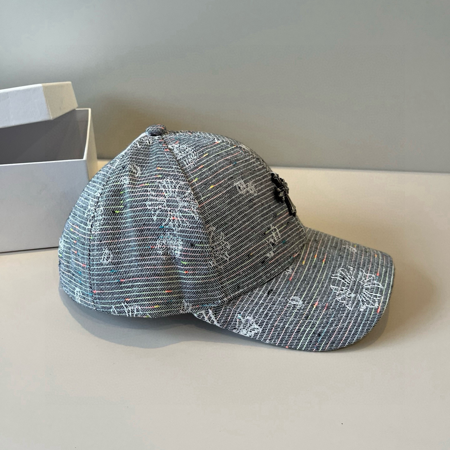  克罗心最新时尚前卫的休闲设计风格，戴上头就是这样好看看哦，做工精细，男女同款！