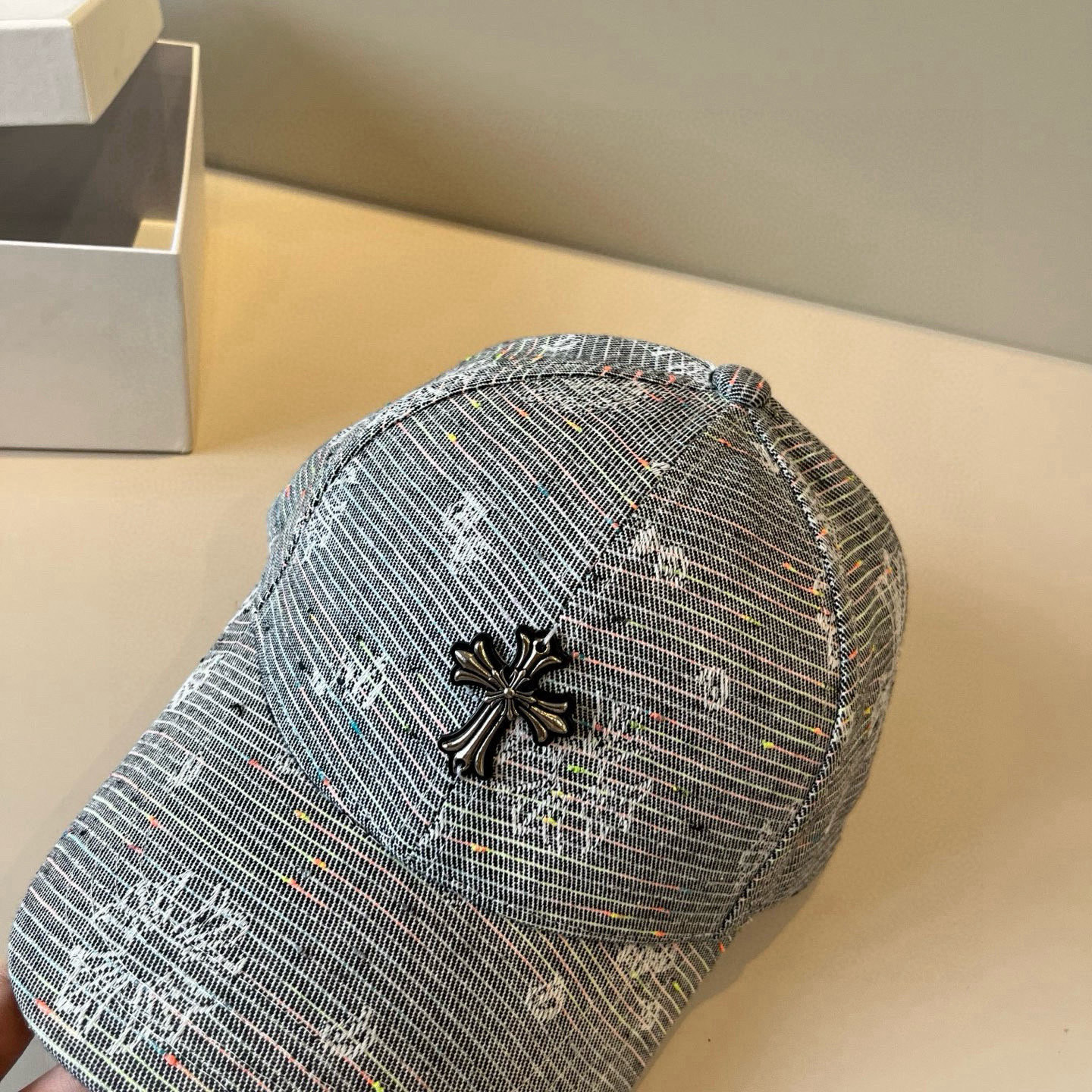  克罗心最新时尚前卫的休闲设计风格，戴上头就是这样好看看哦，做工精细，男女同款！