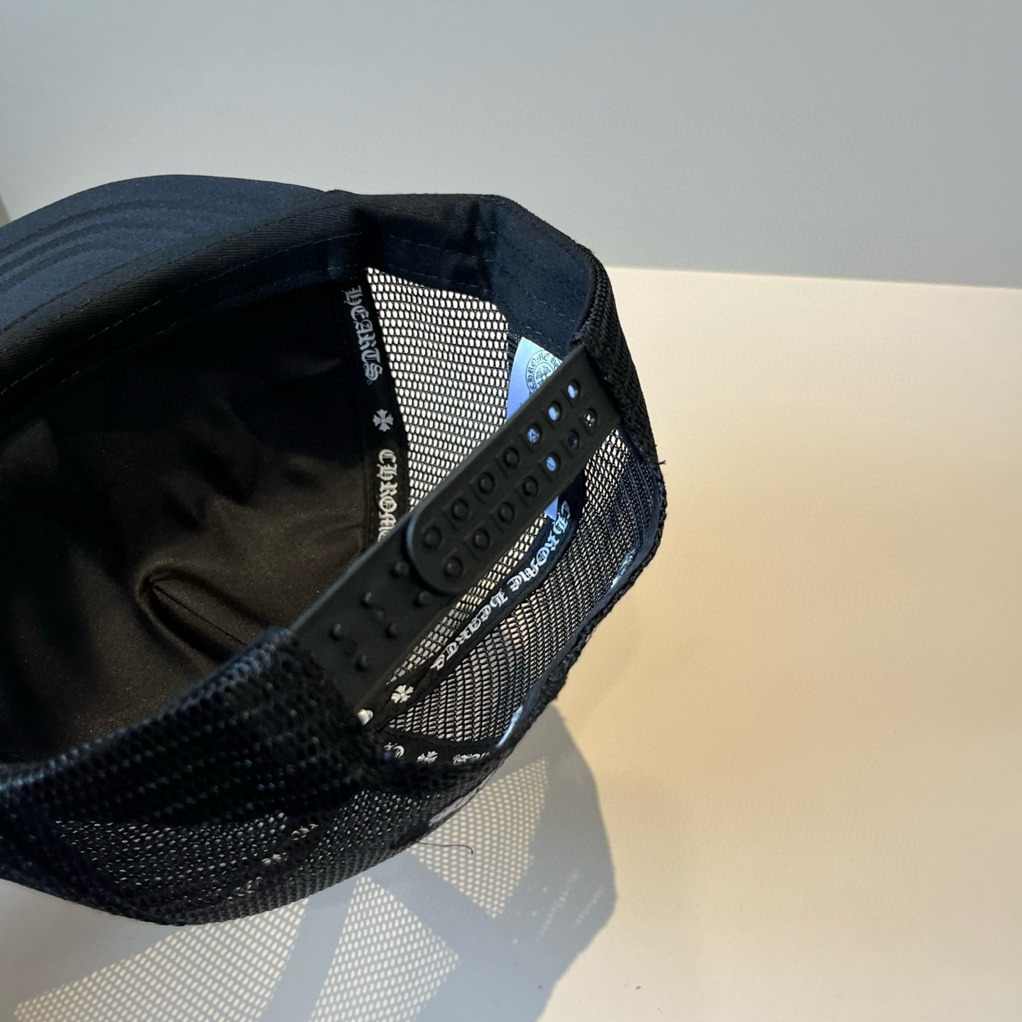  克罗心最新时尚前卫的休闲设计风格，戴上头就是这样好看看哦，做工精细，男女同款！