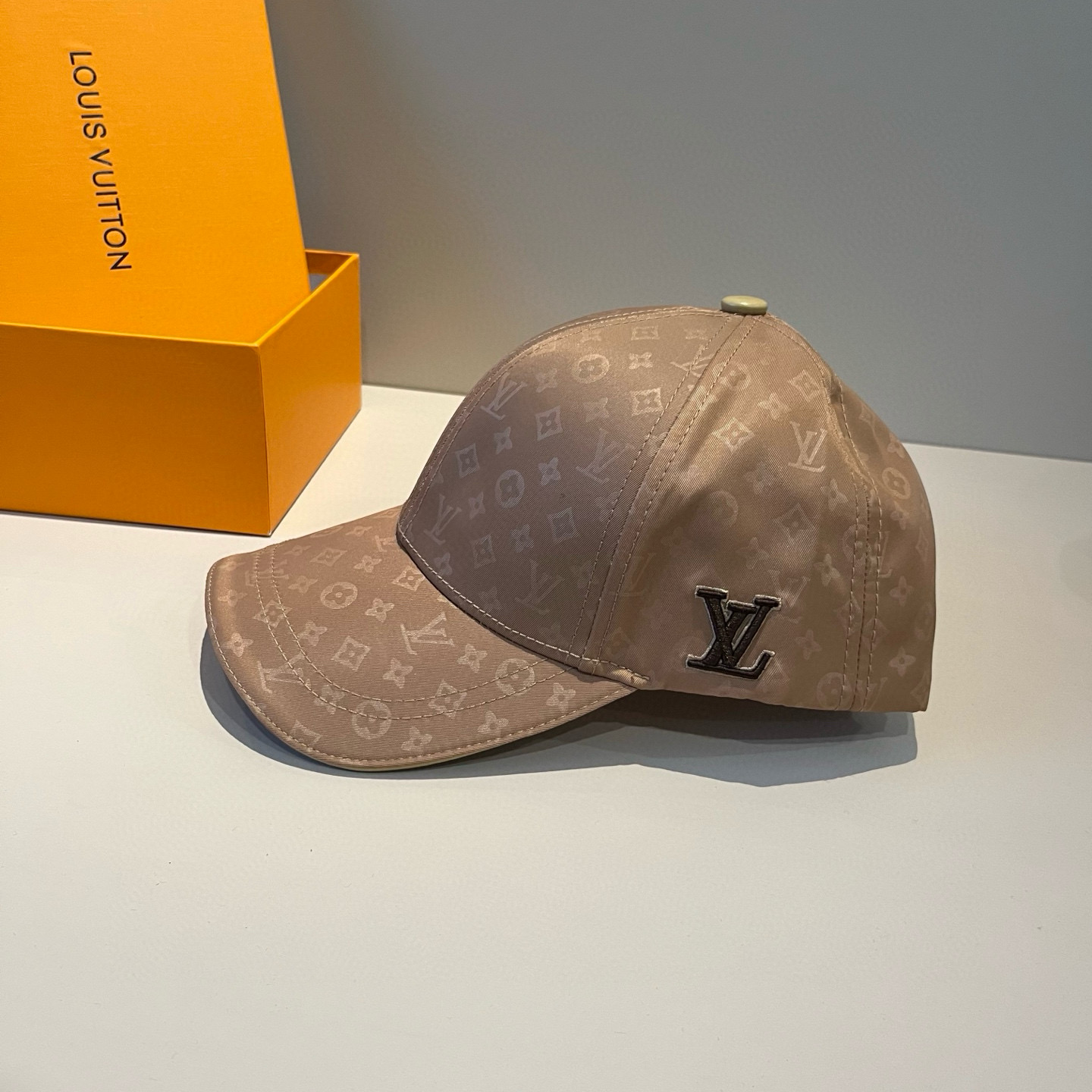 🧢路易威登棒球帽 LouisVuitton😍新款LV棒球帽，重工打造♥️高端大气，百搭款🤗男女通用！跑量