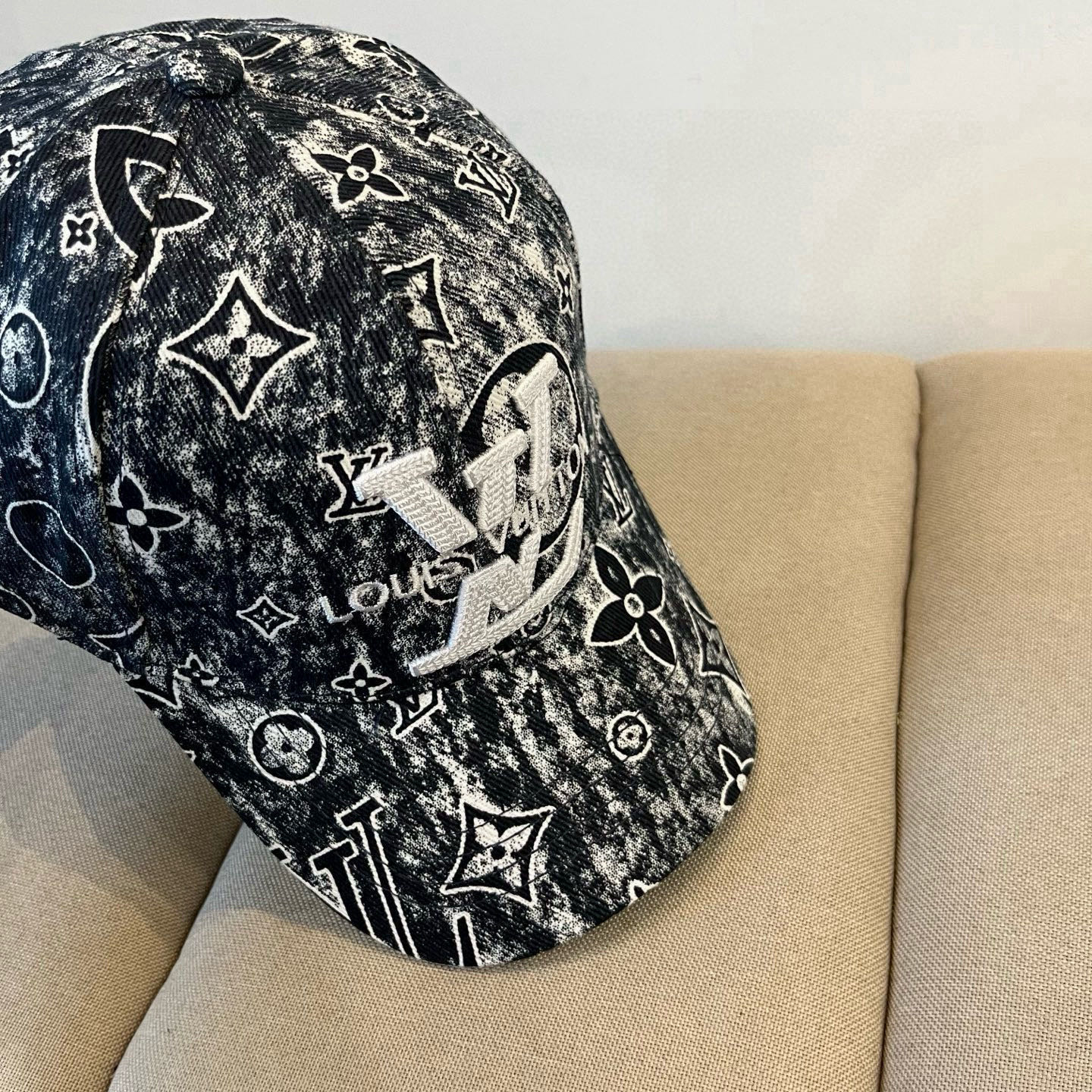 🧢路易威登棒球帽 LouisVuitton😍新款LV棒球帽，重工打造♥️高端大气，百搭款🤗男女通用！跑量