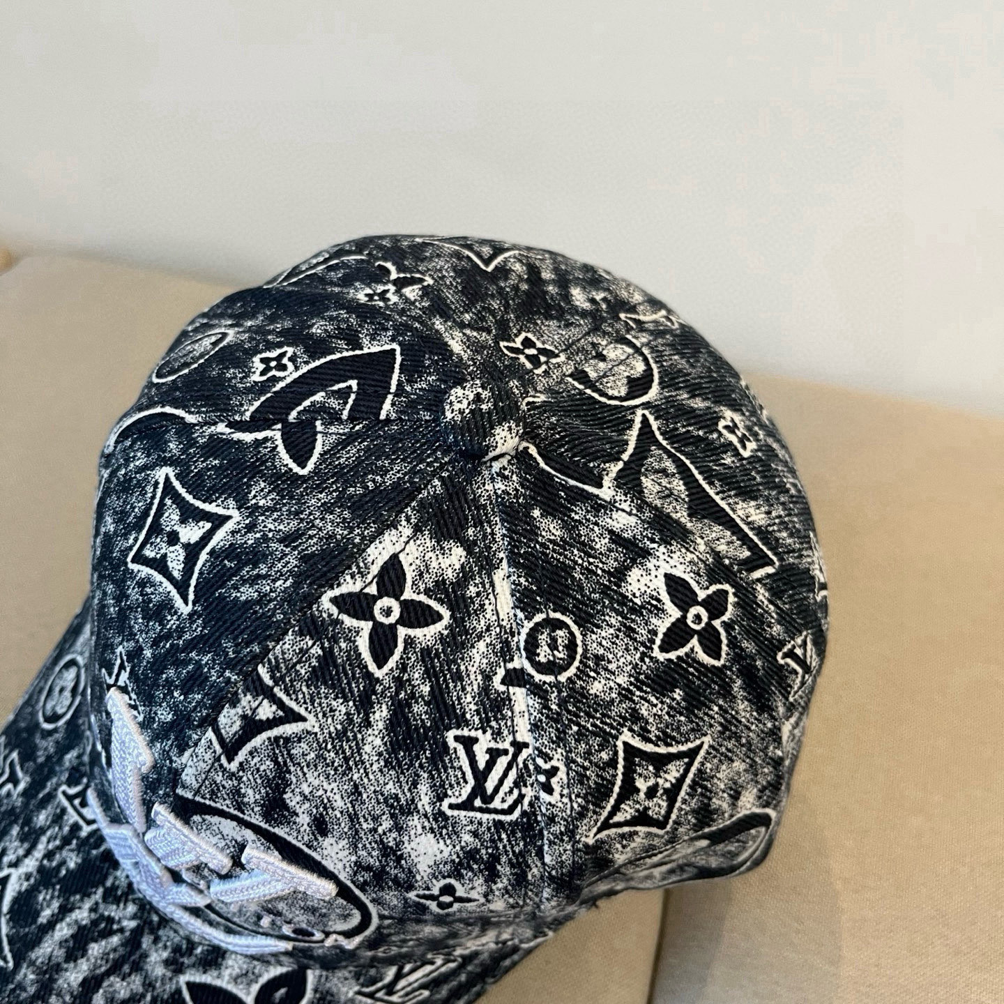 🧢路易威登棒球帽 LouisVuitton😍新款LV棒球帽，重工打造♥️高端大气，百搭款🤗男女通用！跑量