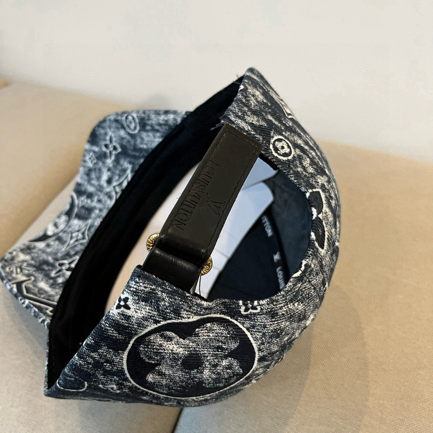 🧢路易威登棒球帽 LouisVuitton😍新款LV棒球帽，重工打造♥️高端大气，百搭款🤗男女通用！跑量