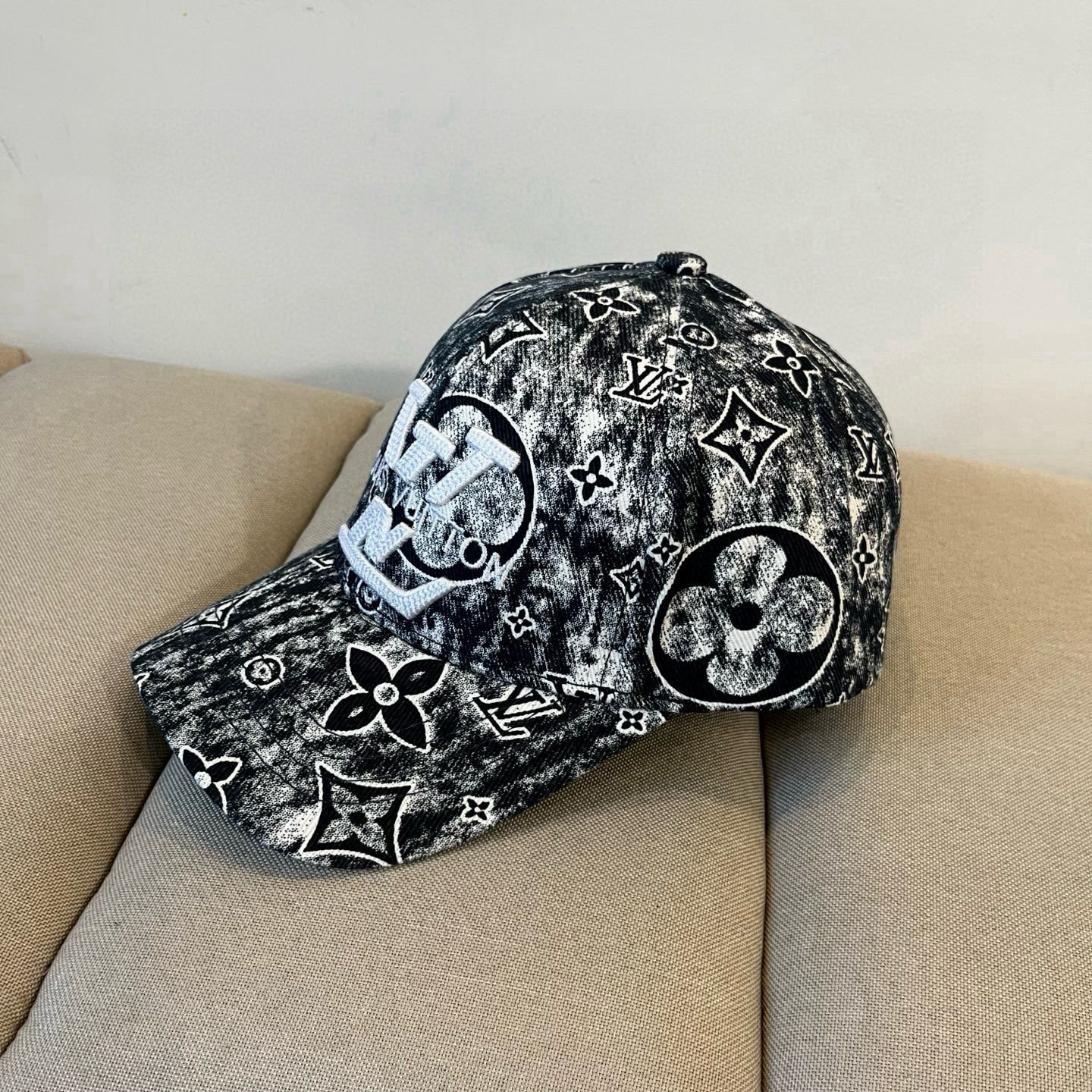 🧢路易威登棒球帽 LouisVuitton😍新款LV棒球帽，重工打造♥️高端大气，百搭款🤗男女通用！跑量