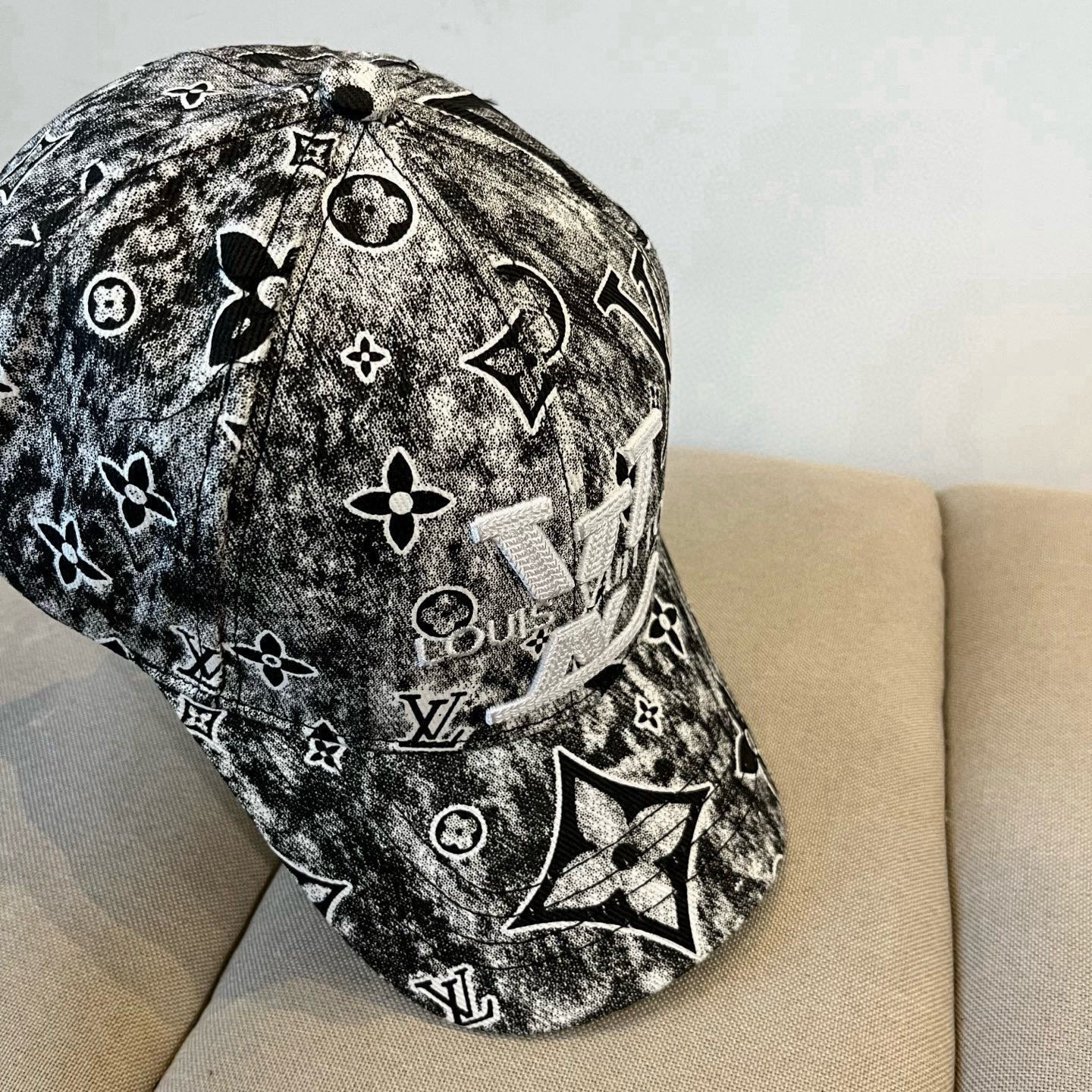 🧢路易威登棒球帽 LouisVuitton😍新款LV棒球帽，重工打造♥️高端大气，百搭款🤗男女通用！跑量