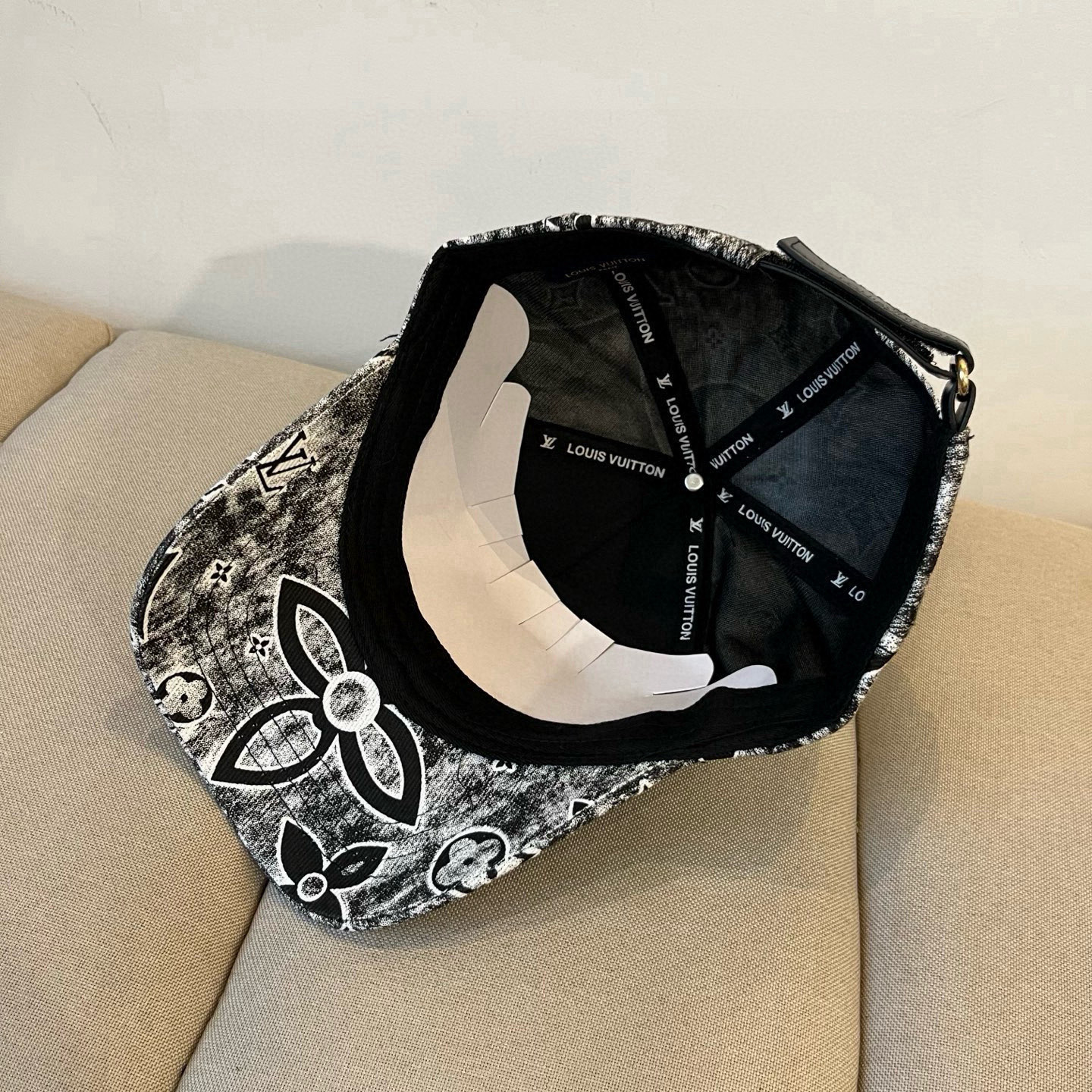 🧢路易威登棒球帽 LouisVuitton😍新款LV棒球帽，重工打造♥️高端大气，百搭款🤗男女通用！跑量