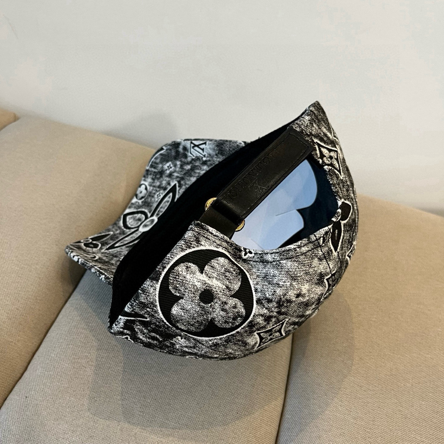 🧢路易威登棒球帽 LouisVuitton😍新款LV棒球帽，重工打造♥️高端大气，百搭款🤗男女通用！跑量