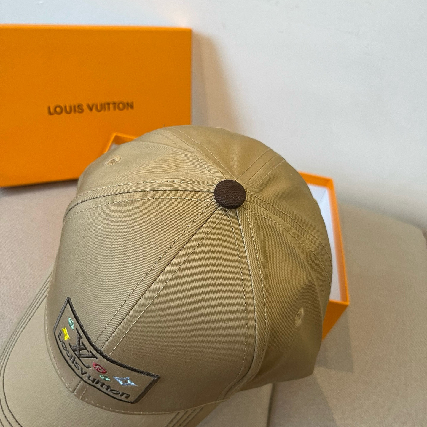 🧢路易威登棒球帽 LouisVuitton😍新款LV棒球帽，重工打造♥️高端大气，百搭款🤗男女通用！跑量