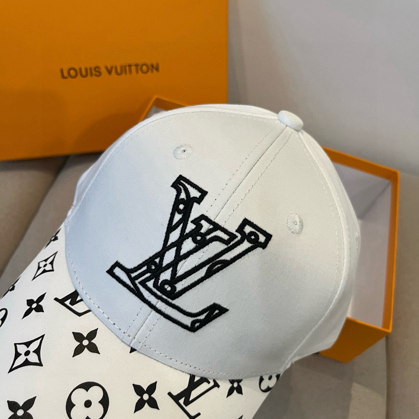 🧢路易威登棒球帽 LouisVuitton😍新款LV棒球帽，重工打造♥️高端大气，百搭款🤗男女通用！跑量