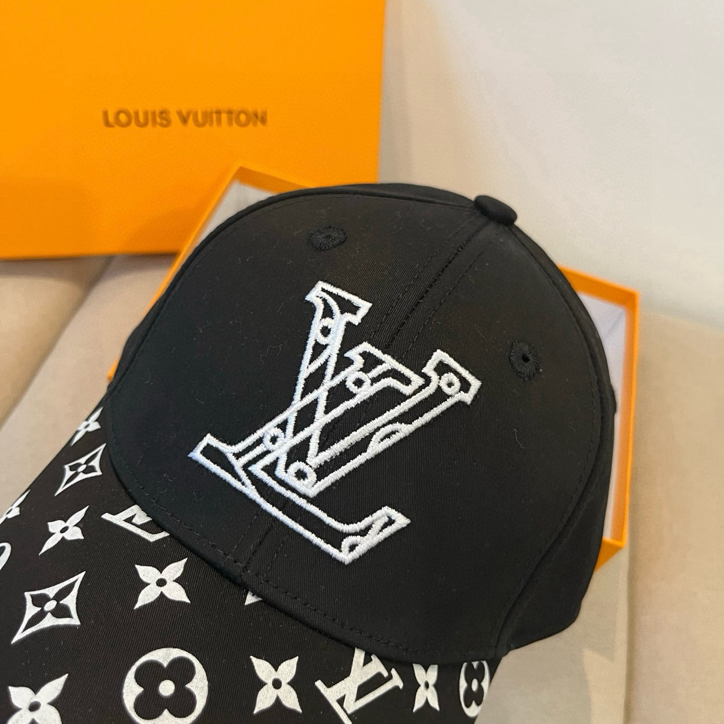 🧢路易威登棒球帽 LouisVuitton😍新款LV棒球帽，重工打造♥️高端大气，百搭款🤗男女通用！跑量