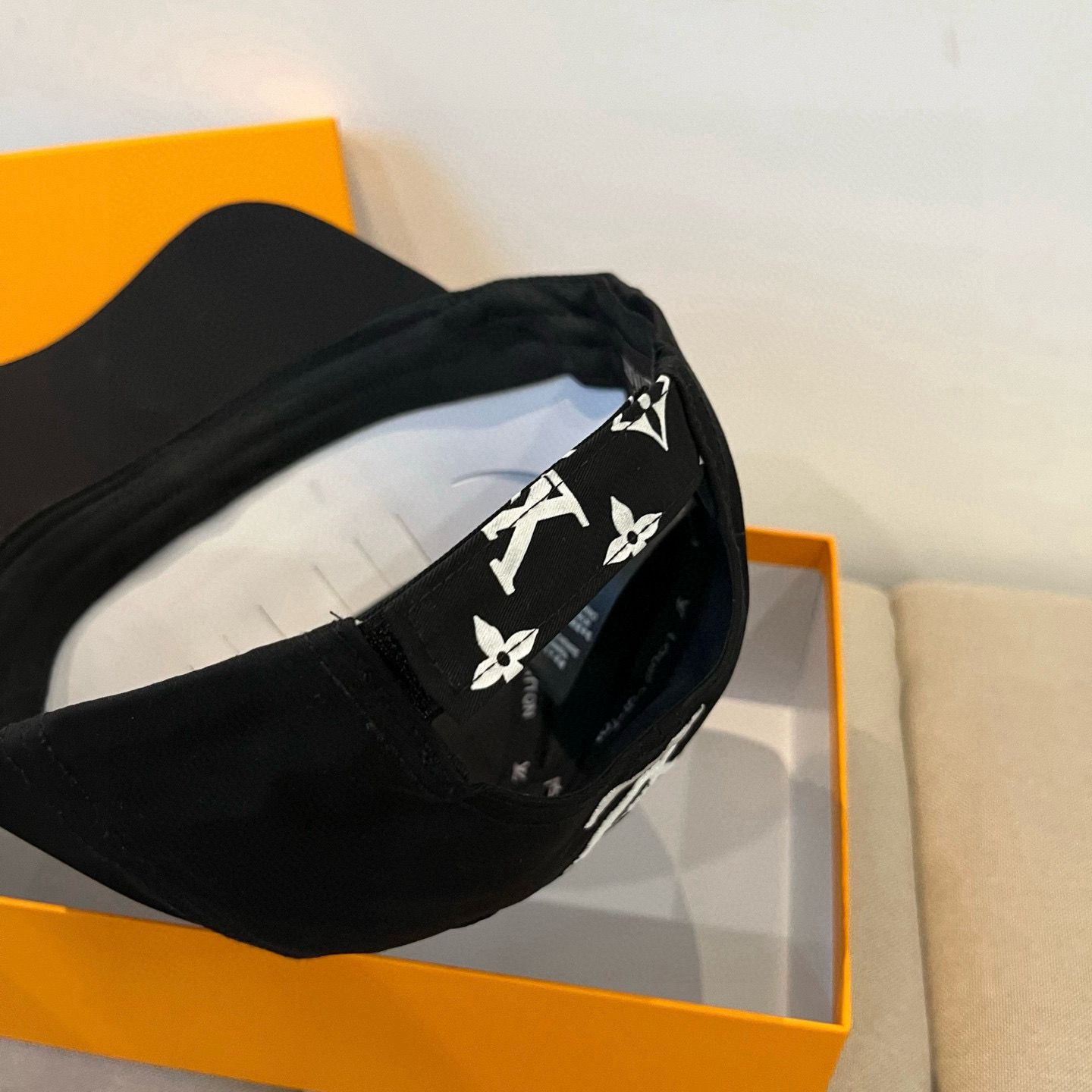 🧢路易威登棒球帽 LouisVuitton😍新款LV棒球帽，重工打造♥️高端大气，百搭款🤗男女通用！跑量