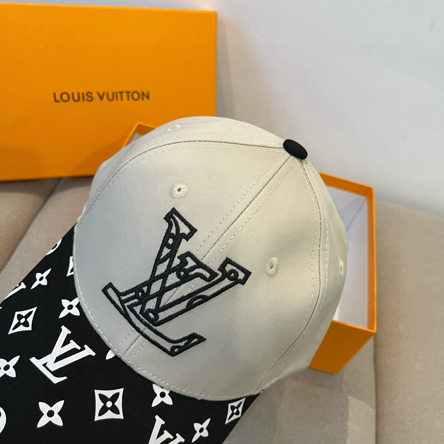 🧢路易威登棒球帽 LouisVuitton😍新款LV棒球帽，重工打造♥️高端大气，百搭款🤗男女通用！跑量