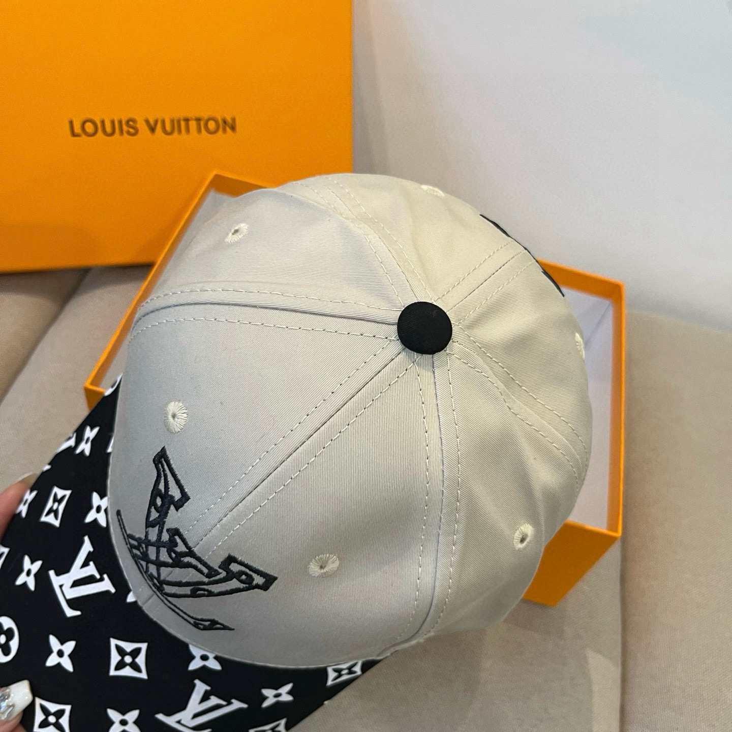 🧢路易威登棒球帽 LouisVuitton😍新款LV棒球帽，重工打造♥️高端大气，百搭款🤗男女通用！跑量