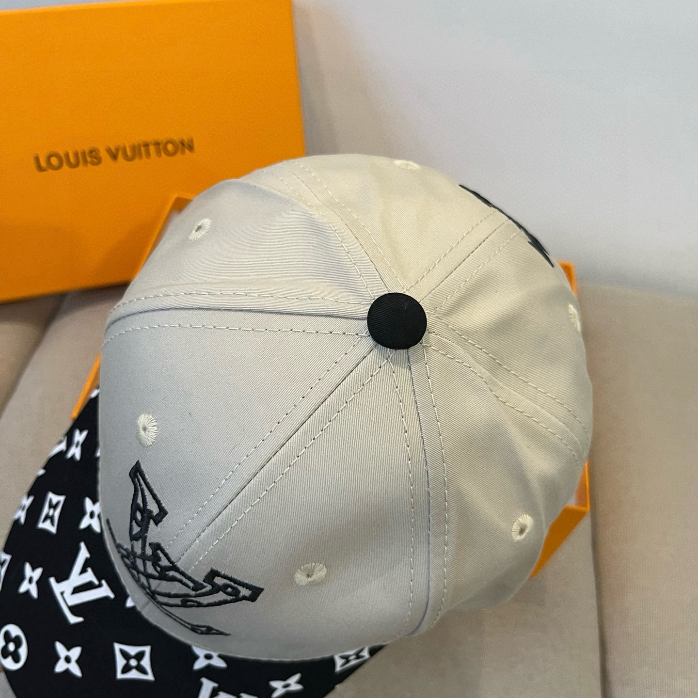 🧢路易威登棒球帽 LouisVuitton😍新款LV棒球帽，重工打造♥️高端大气，百搭款🤗男女通用！跑量