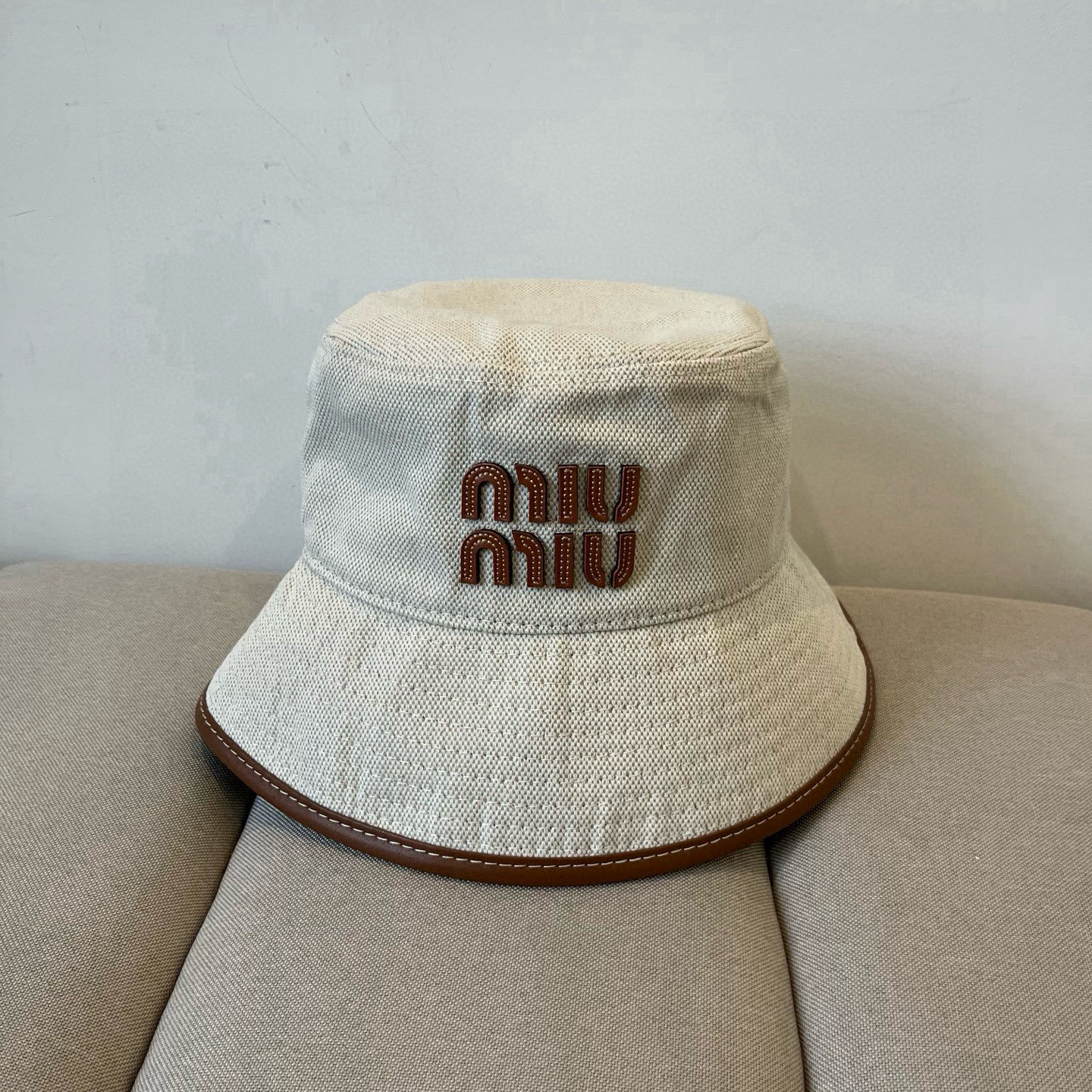 NO:360514,Miumiu original single spring and summer new fisherman hat, authentic open mold customization, original version with meticulous workmanship and excellent quality!  Hat Straw Hat Fisherman Hat Baseball Hat, Hats, Miumiu, espadrilles, hats谬谬miumiu 原单春夏新款渔夫帽,正品开模订制,原版做工细致质量超赞！帽子草帽渔夫帽棒球帽,帽子,miumiu,espadrilles,hats,hat